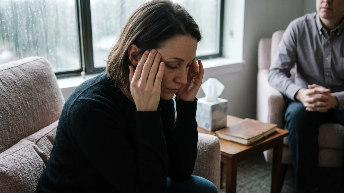 Pessoa a descansar com portátil fechado para reduzir o stress no trabalho